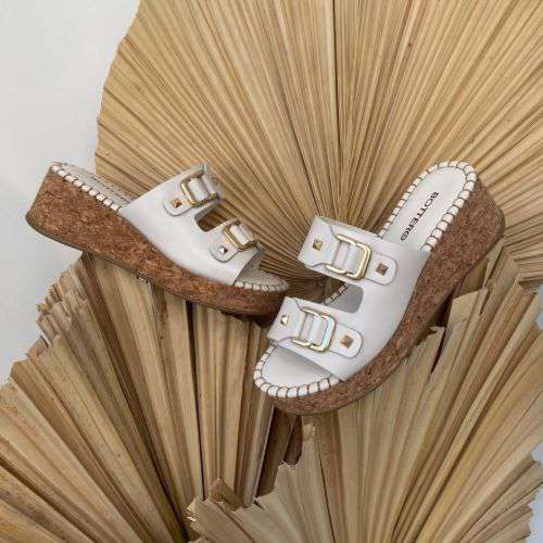 Sandália Bottero 373923 Off White em Couro com Salto Anabela de Rolha e Duas Fivelas - Off white