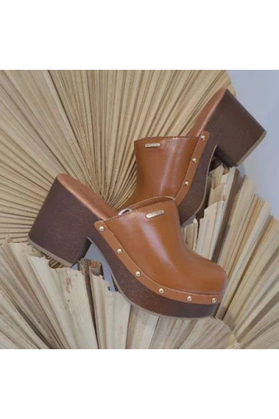 Tamanco Bottero 371302 Caramelo em Couro com Detalhe Dourado e Salto Anabela - Caramelo